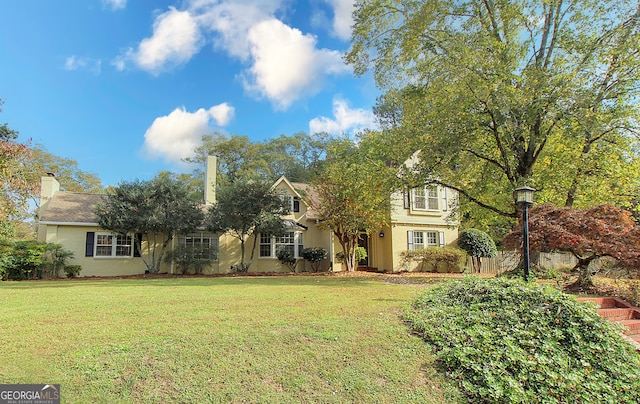 view of front of home featuring a front yard