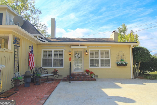 view of front of property featuring a patio area