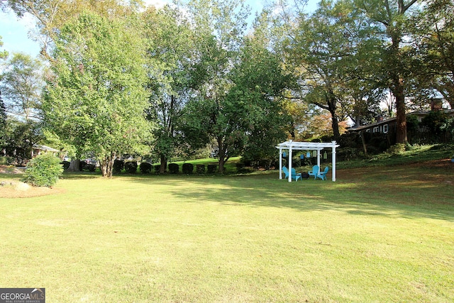 view of yard featuring a pergola