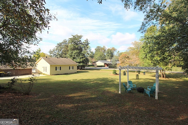 view of yard featuring a pergola