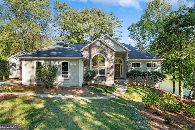 view of front facade featuring a front lawn