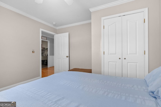 bedroom featuring a closet, ornamental molding, and ceiling fan