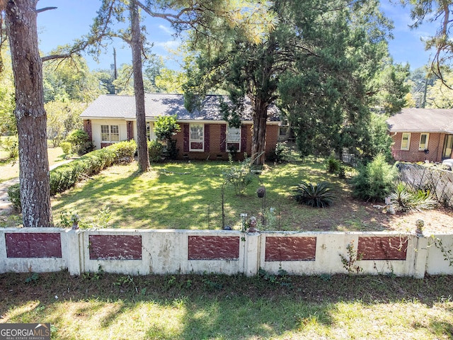 view of front of property with a front yard