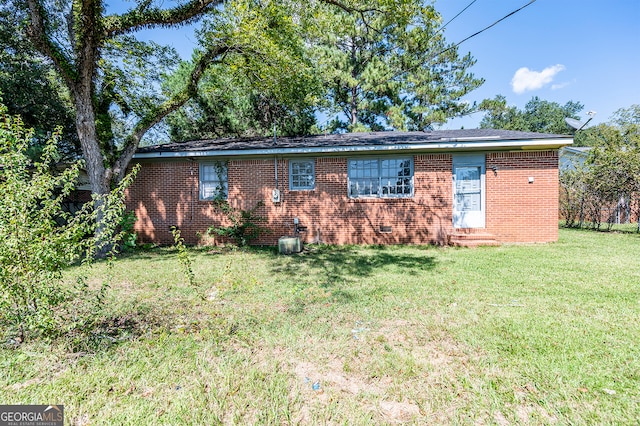 view of front of property with a front lawn