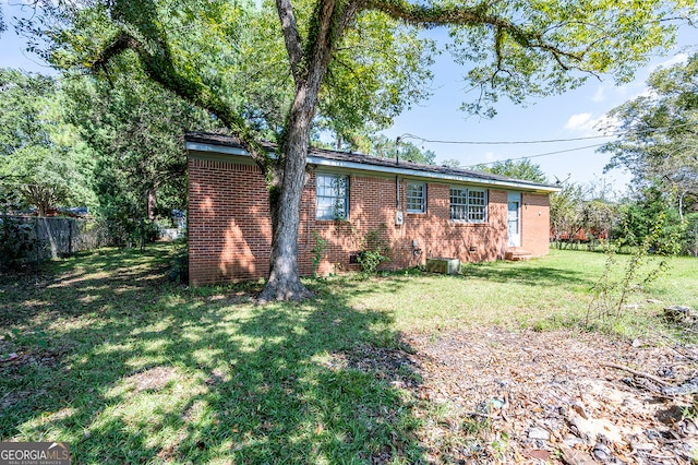 single story home with a front lawn