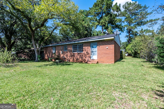 single story home with a front yard