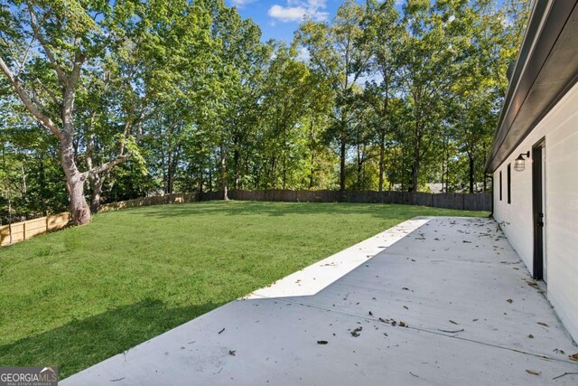 view of yard featuring a patio area