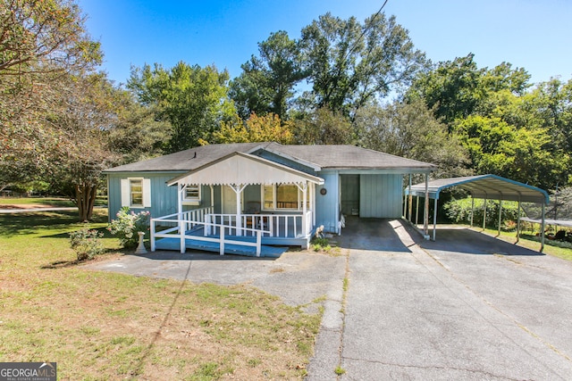 view of front of property featuring a front yard and a carport