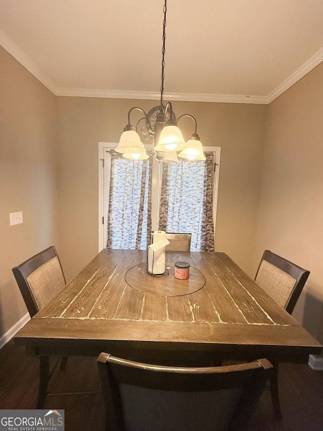 dining room featuring an inviting chandelier and crown molding