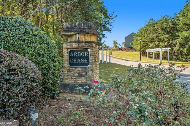 community sign with a yard