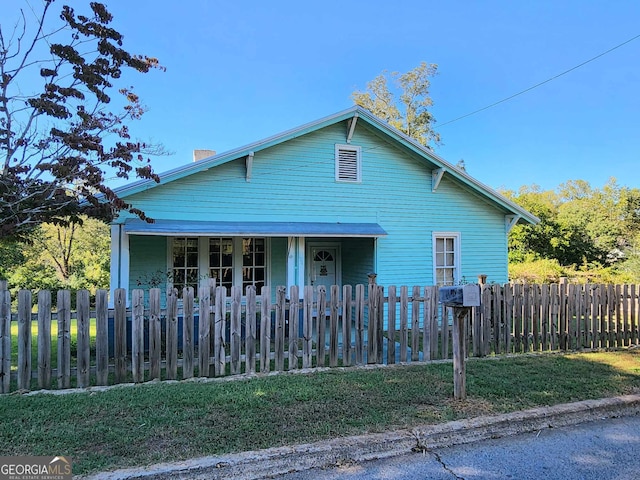 bungalow-style house featuring a front yard