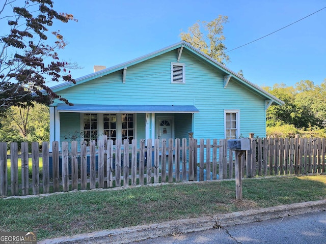 view of front facade with a front lawn