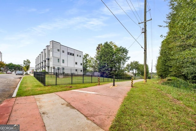 view of property's community featuring a lawn