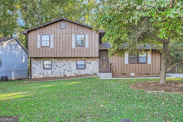 tri-level home featuring a front lawn