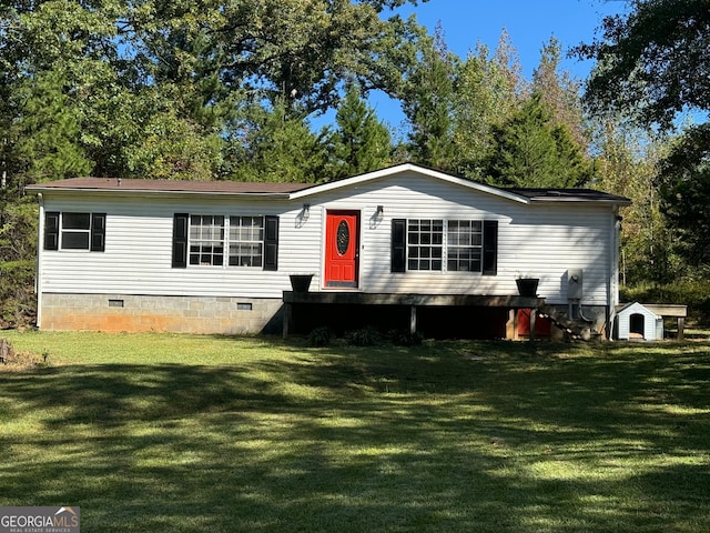 manufactured / mobile home with a front yard