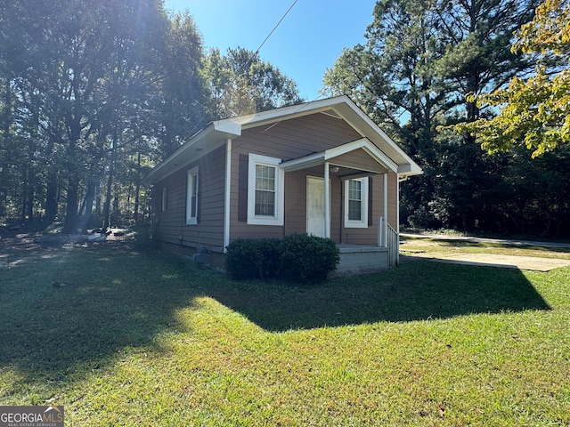 view of front of property with a front lawn