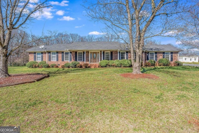 single story home with a front lawn