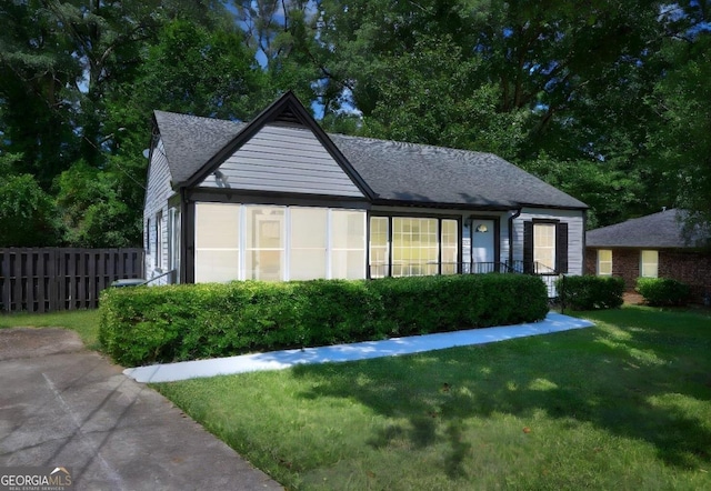 view of front of home featuring a front lawn