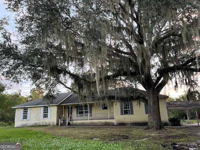 single story home with covered porch