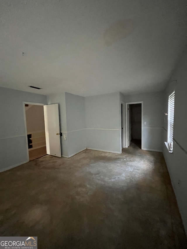 spare room featuring concrete flooring