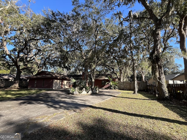 view of front of home featuring a front yard