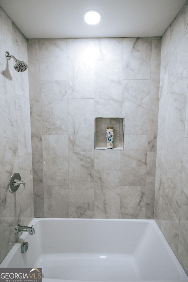 bathroom featuring tiled shower / bath