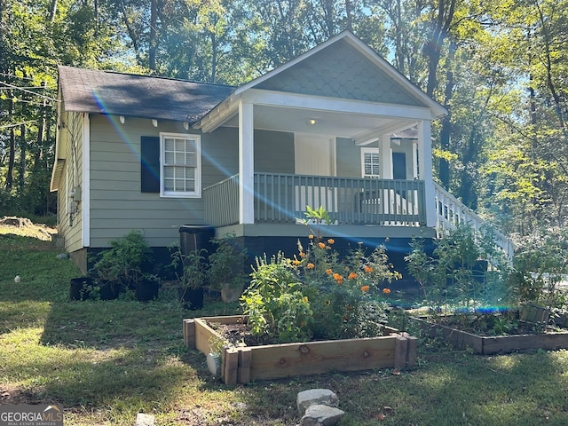 view of front of house featuring a front yard