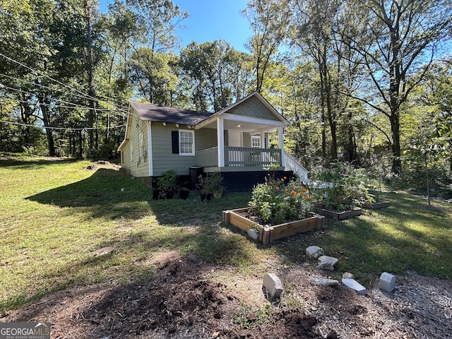 view of side of property featuring a lawn