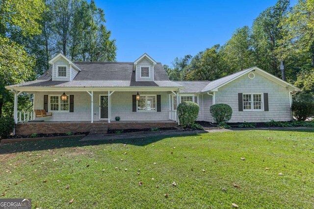 new england style home featuring a front lawn