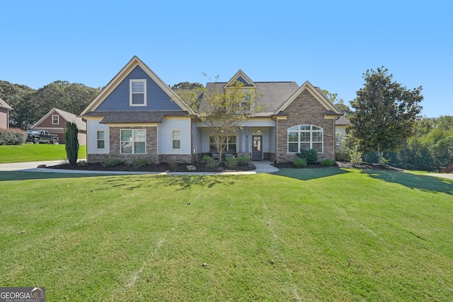 craftsman house featuring a front lawn