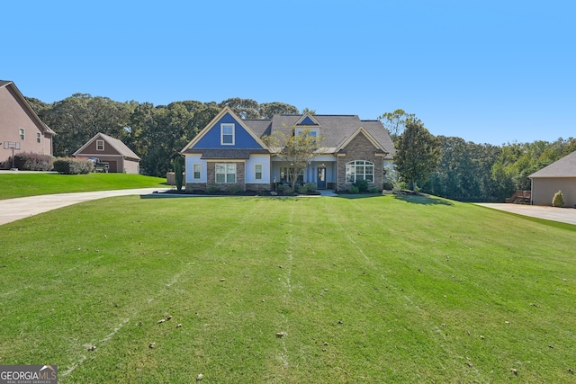 view of front of home featuring a front yard