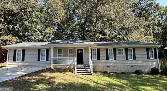 ranch-style home with a front lawn and covered porch