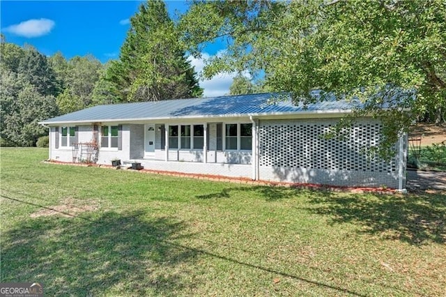 single story home featuring a front yard