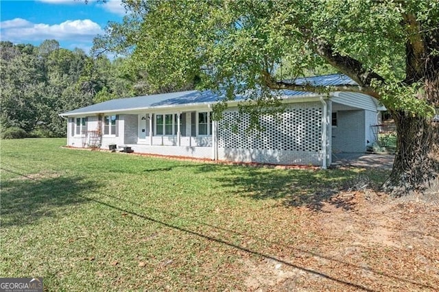 ranch-style home featuring a front yard