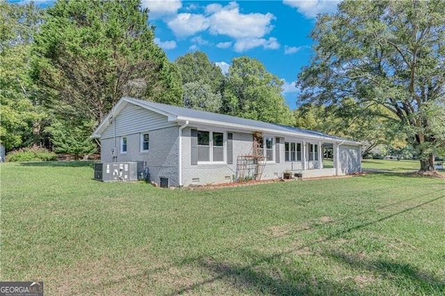 single story home with a front lawn