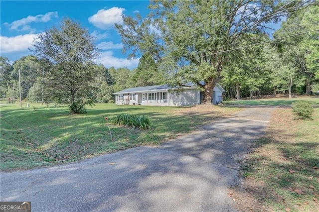 view of front of house featuring a front lawn