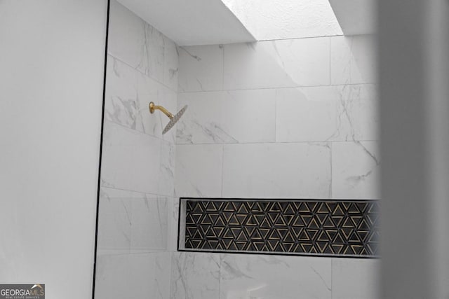 room details featuring tiled shower