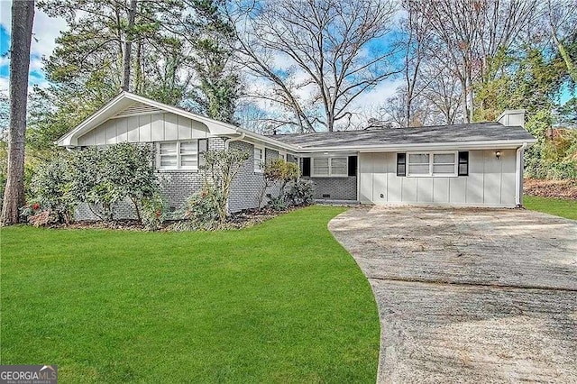 ranch-style house featuring a front lawn