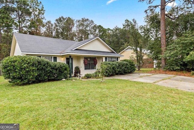 view of front of property featuring a front yard