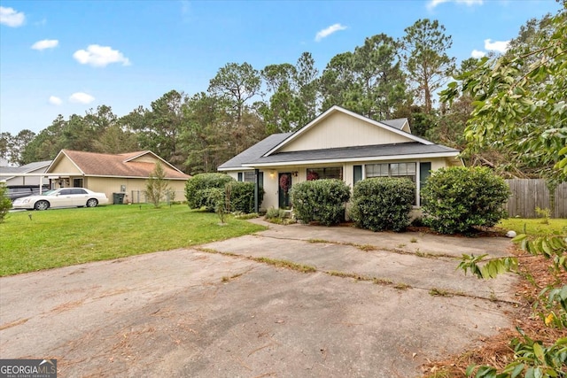 view of front of house featuring a front lawn