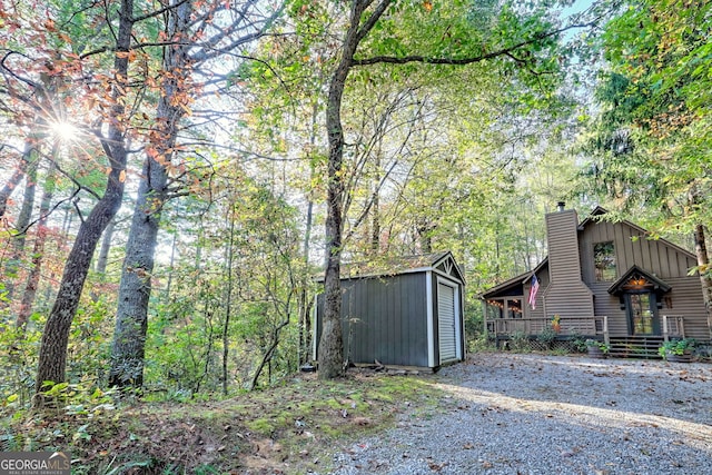 view of yard with a storage shed