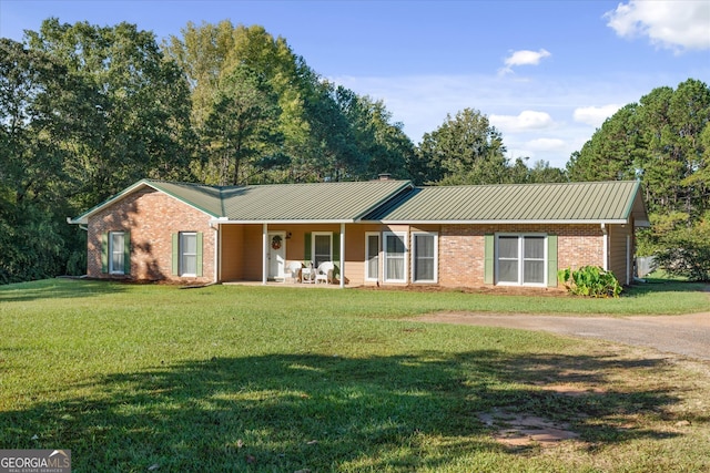 single story home featuring a front lawn