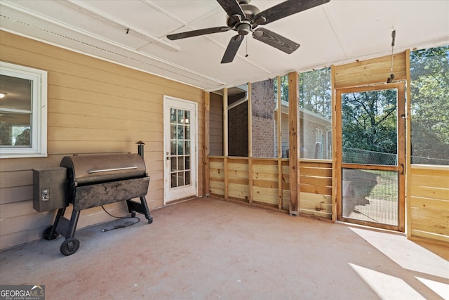 sunroom featuring ceiling fan