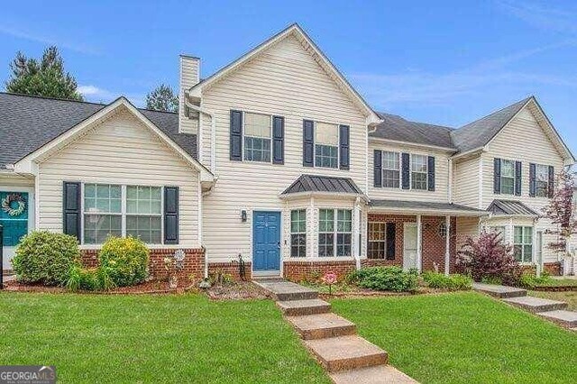 view of front property featuring a front lawn