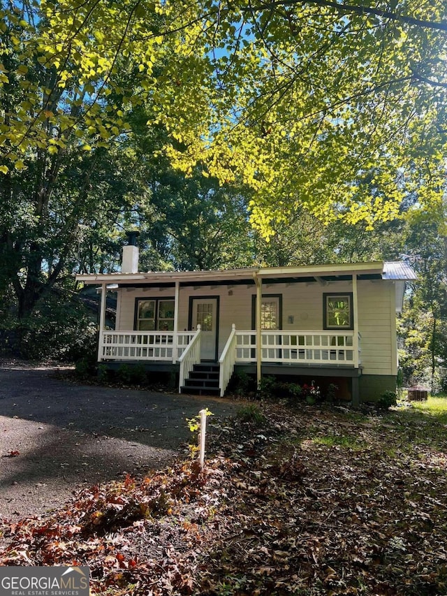 view of front of property featuring covered porch