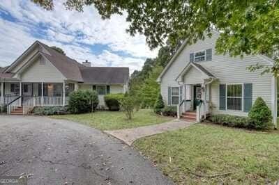 view of front facade featuring a front yard