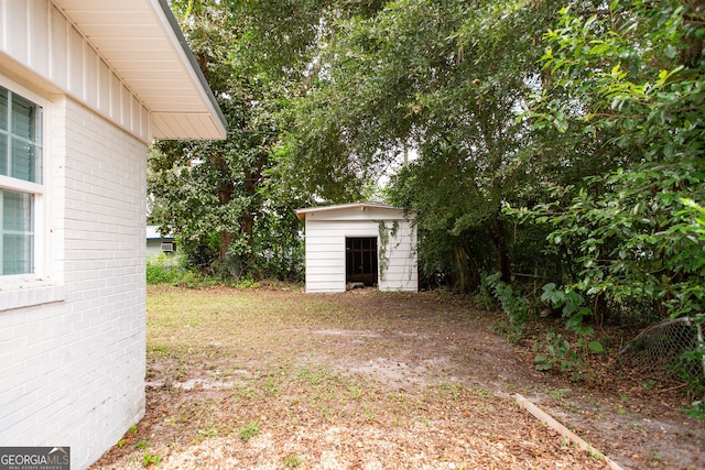 view of yard featuring a storage unit