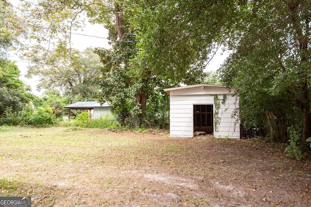 view of yard featuring a storage unit