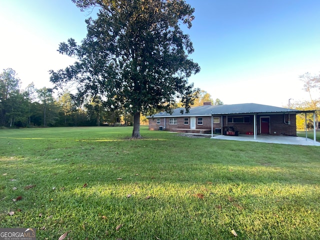 view of yard featuring a patio