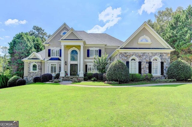 view of front of property featuring a front yard